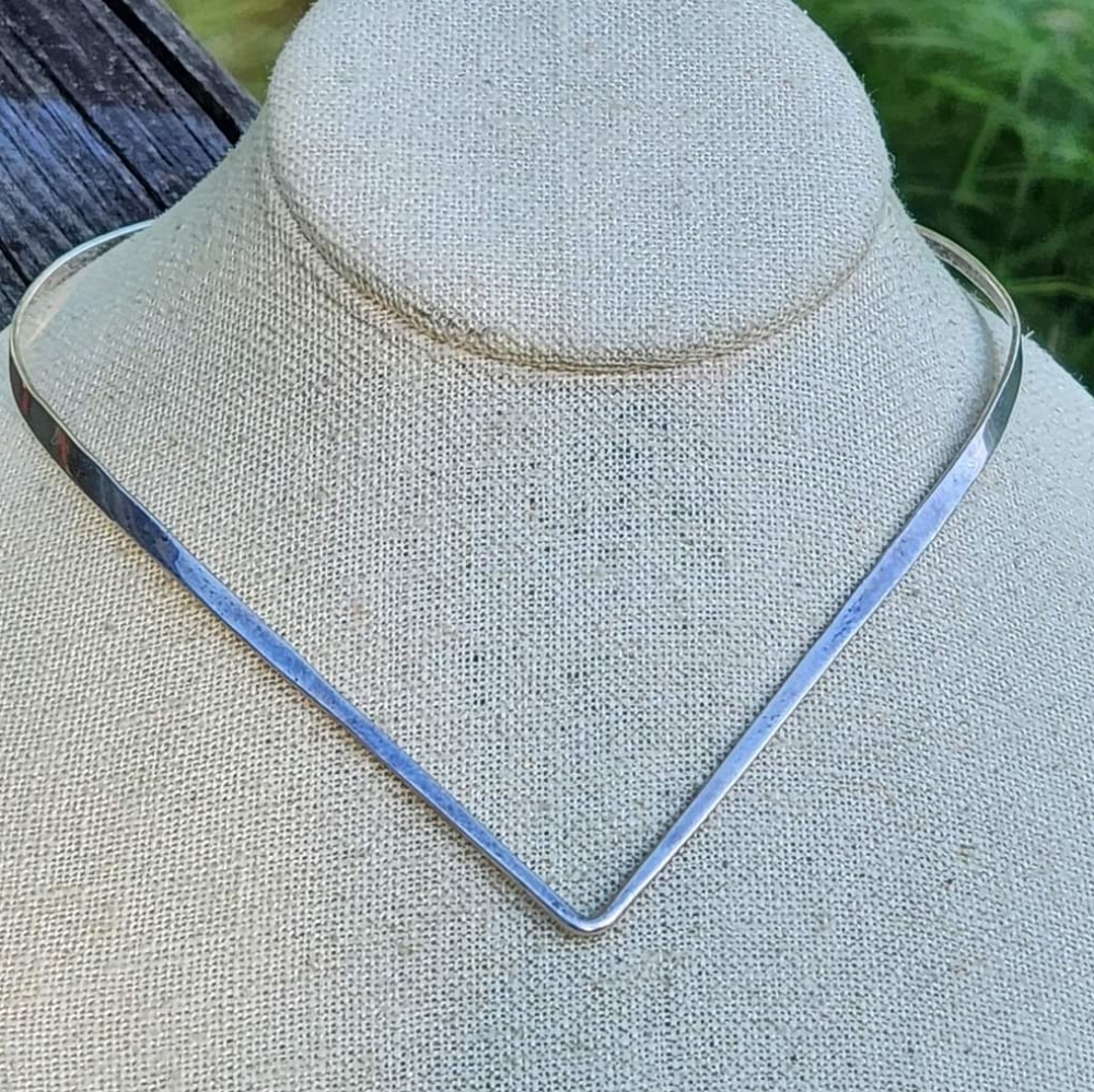 V-Shaped Locking 12" Collar Necklace 925